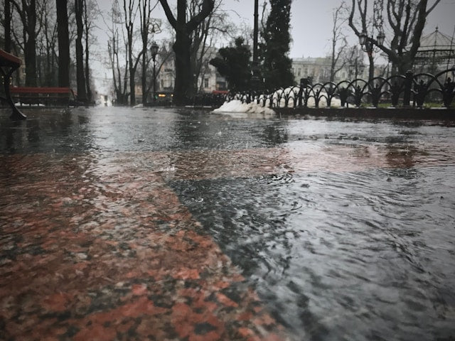 大雨による水害対策グッズ8選！突然の豪雨による浸水・洪水から身を守る方法とは