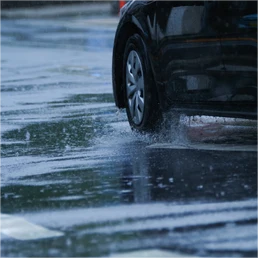 台風が引き起こす車体被害とは？車を守るための台風対策や避難時の注意点も紹介