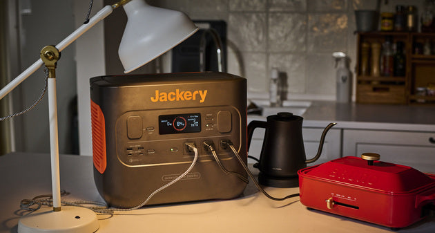 Jackeryポータブル電源の使い方③：電源スイッチを押して給電開始