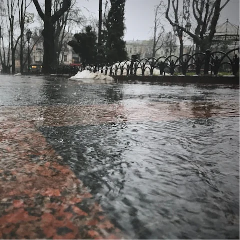 大雨による水害対策グッズ8選！突然の豪雨による浸水・洪水から身を守る方法とは